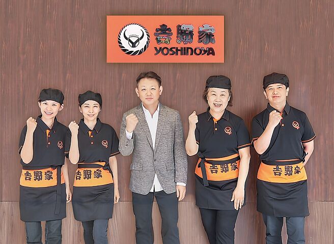 台湾吉野家总经理渡边美千広（中）表示，吉野家的服务「一切都是为了人」。图／台湾吉野家