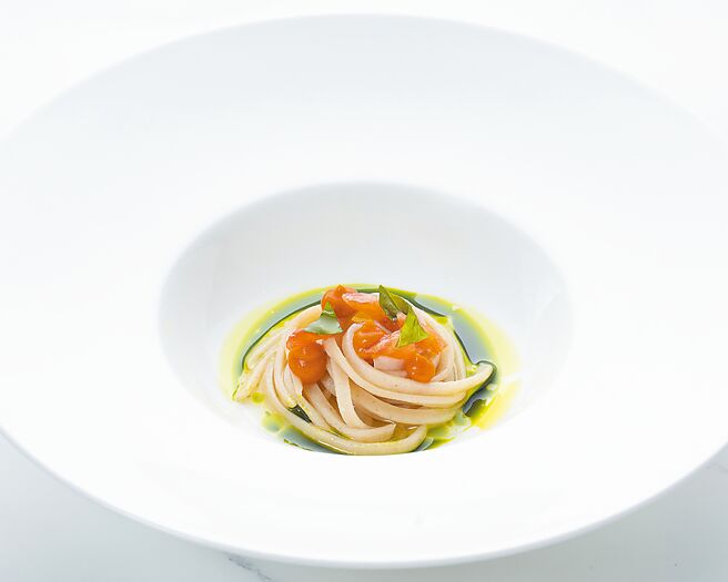 来自主厨对于家乡味诠释的义大利麵，淋上主厨用番茄水、柠檬汁和浸泡七日的柠檬皮精华调制而成的清香酱汁，层次分明的清新气息，最后搭配浓郁咸香的乳酪提味，迴盪唇齿之间的丰富滋味，让人意犹未尽。图／台北远东香格里拉提供