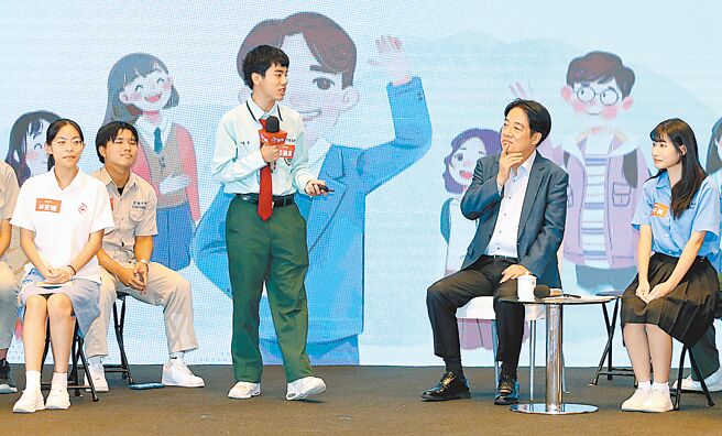 赖清德总统（右二）16日出席「2024今周刊『TEEN TAIWAN青春世代白皮书』总统与青年论坛」，在回答青年提问时说，国内各政党关于走向和平的路径大致有三种。（范扬光摄）