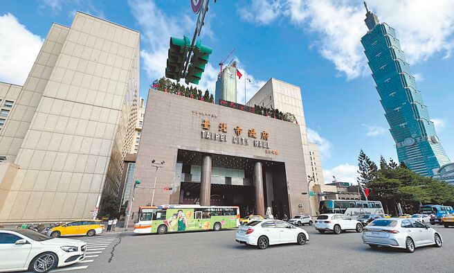 為了鼓勵民眾揭弊，台北市政府政風處提供「公務員貪汙」檢舉獎金，最高200萬元。不過有議員發現，創設至今只有8案領到獎金，今年更只編列31.5萬預算，只有1名檢舉人領到12萬。圖為台北市政府外觀。（丁上程攝）