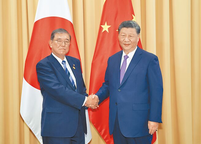 当地时间11月15日下午，大陆国家主席习近平在秘鲁利马出席亚太经合组织领导人非正式会议期间会见日本首相石破茂。（新华社）