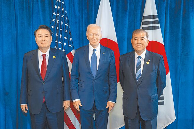 APEC峰會當地時間15日於秘魯利馬舉行，美國總統拜登（中）與日本首相石破茂（右）、韓國總統尹錫悅（左）在場邊會談。（摘自美國總統拜登社群媒體X）