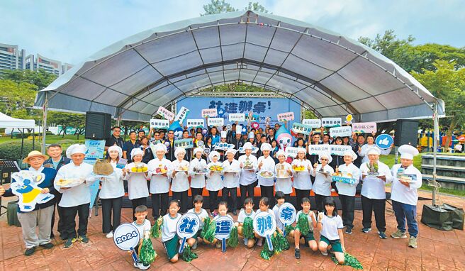 中市社區營造遍地開花、各有特色，中市文化局舉辦「社造辦桌」16日在北屯區的四張犁公園，結合辦桌文化展現各社區的社造成果。（中市文化局提供／潘虹恩台中傳真）