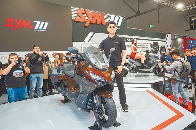 三陽工業董事長室經理吳奕成宣布將開始下一階段三年計劃「開創、啟動」。（三陽提供）