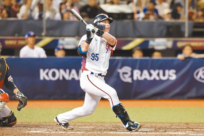 12強賽中日大戰，中華隊戴培峰7局下擊出右外野陽春全壘打。（杜宜諳攝）