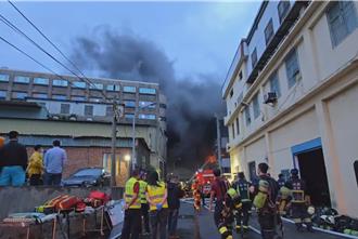 桃園不織布工廠清晨惡火 影片曝光！黑煙直衝天際火舌四竄