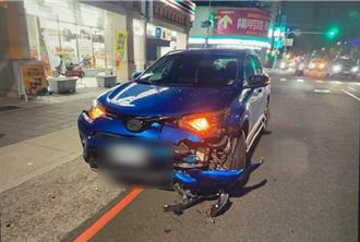 機車與自小客路口擦撞 騎士噴飛車殼碎裂一地