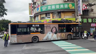 公车左转突抛锚卡路中 员警助排除恢復通行