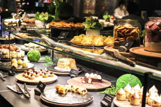 揪團吃到飽！朋友2行為被糾正嗆「有付錢」 妹子氣炸：沒教養