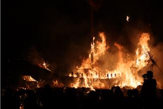 屏東南州迎王壓軸登場！千人護繩祈福 「幸福王船」點綴車站