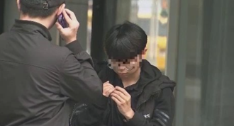 公車輾斃行人害夫妻生死離別「肇事女超扯」！玩手指還燦笑