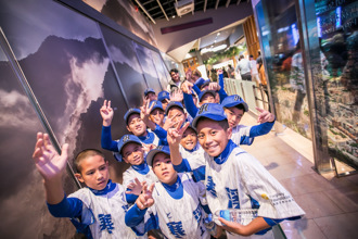 親睹大谷50／50紀念球 小球員登台北101 集體嗨翻