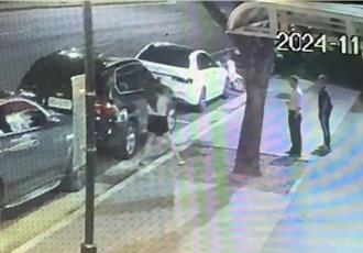 熱褲女拿好神拖狂砸BMW 2男在旁默默觀看不敢阻攔