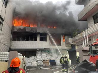 桃園布廠大火染料汙染南崁溪　環保局當場告發開罰