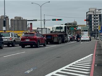 台中集泉路橋畫設右轉專用道 機車「直行變違規」淪開單陷阱