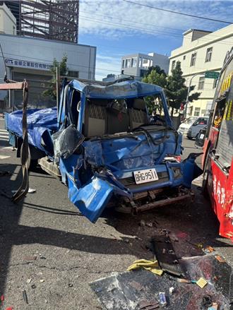 小貨車未禮讓消防車路口擦撞 駕駛受困車內消防員救出