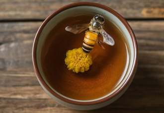 買竹蜂梅茶驚見蜜蜂 新加坡男過敏投訴中藥行「沒說有昆蟲」