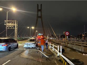 新北大橋發生自撞事故 車內4人幸無大礙