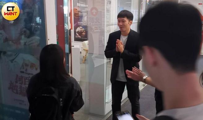 李洋的演讲结束后，双手合十跟大家打招呼。（图／本刊摄影组）