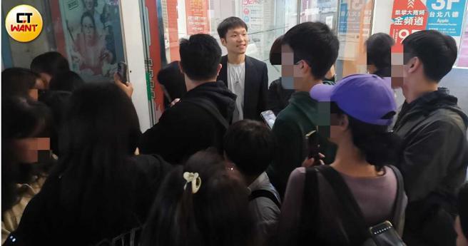 眾多粉丝热情包围李洋。（图／本刊摄影组）