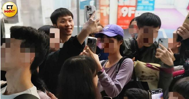 李洋亲切与粉丝们合照。（图／本刊摄影组）