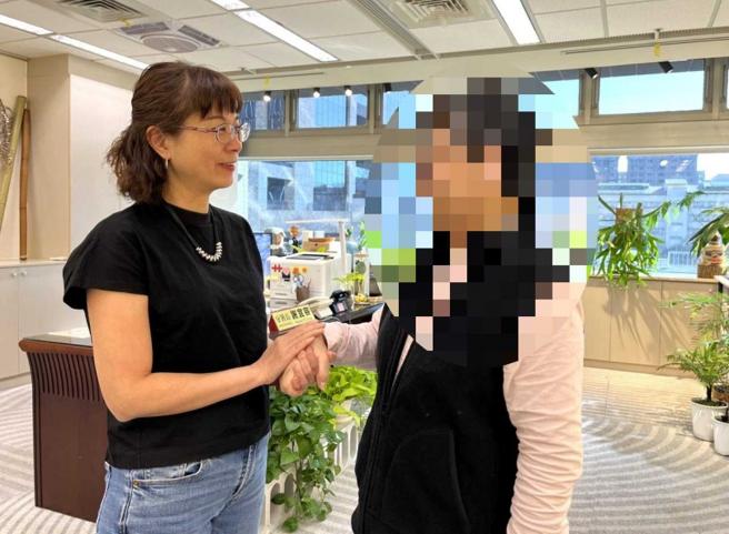 劳动力发展署北分署长谢宜容（左）因职场霸凌案，遭拔官降调。（图／民眾提供） 