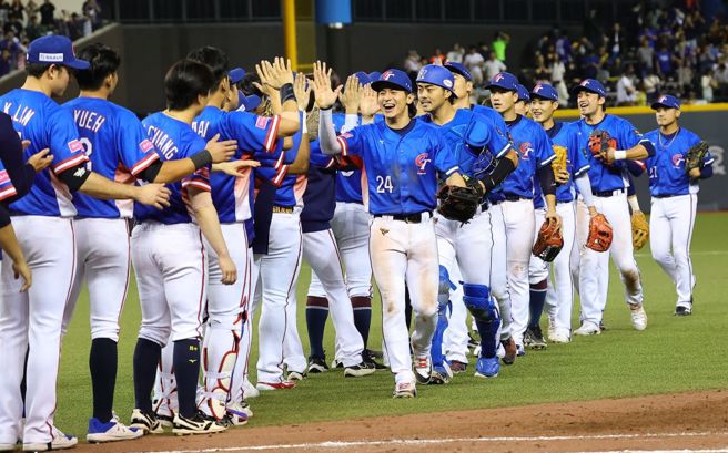 中华队以11比3击败澳洲队，中华队队长陈杰宪（中）率上场的队员们与场边队员们一起击掌庆祝。（刘宗龙摄）