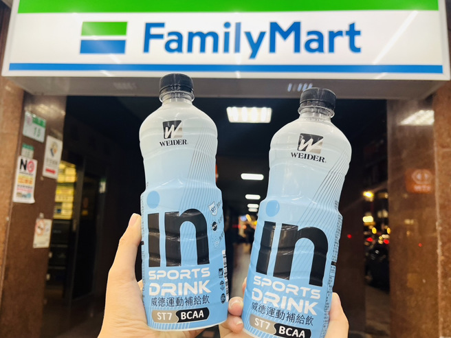 全家除特大杯经典美式买1送1，还有威德运动补给饮料买1送1。（图／全家提供）