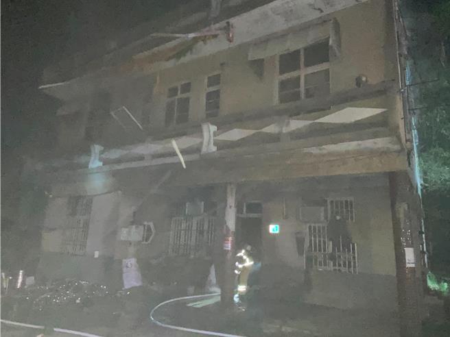 消防人员赶到时，在四周架设水线，很快就把火势扑灭。（读者提供／张毓翎台南传真）