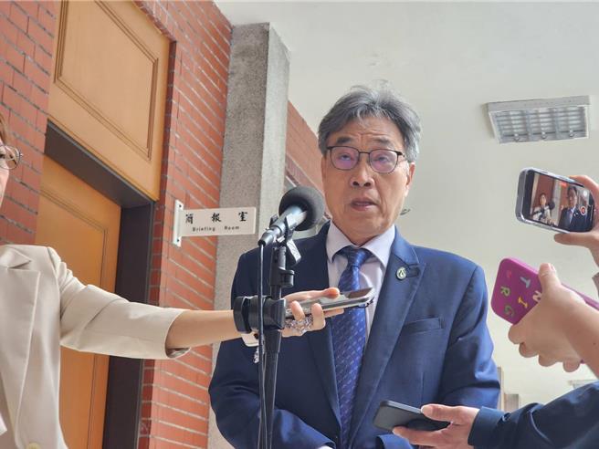 农业部长陈骏季表示，鸡蛋价格在季节交替之际易有波动，不过若鸡蛋价格有不正常的异动，会启动包括公平会等相关的联合稽查，是否垄断还需要较详细的证据。（黄敬文摄）