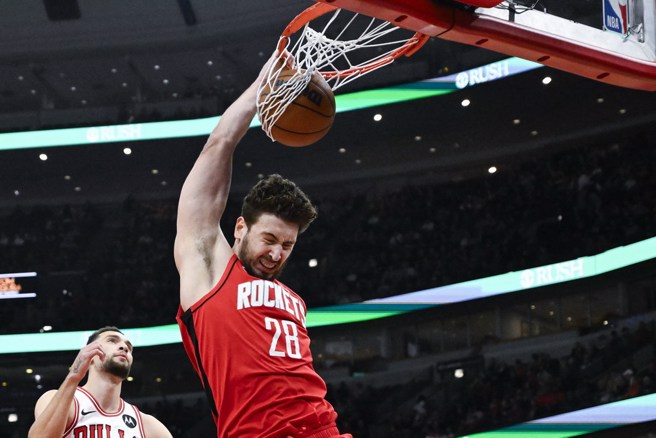 申京切入单手暴扣篮框。(路透)