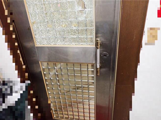 陈男住家大门遭开枪击破。（芦洲警分局提供）