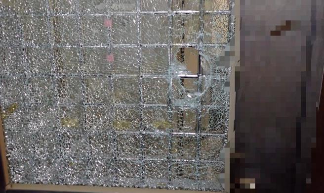 陈男住家大门遭开枪击破。（芦洲警分局提供）