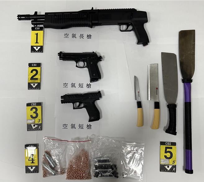 嫌犯车上搜出空气枪与刀械。（芦洲警分局提供）