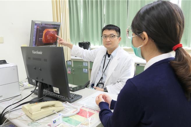 衛福部今年將增加預算編列癌症篩檢，擴大篩檢對象年齡，雲林縣北港媽祖醫院腸胃科醫師張育瑞（左）呼籲民眾檢視生活習慣、家族遺傳病史，讓醫師幫助大家提早發現問題。（張朝欣攝）