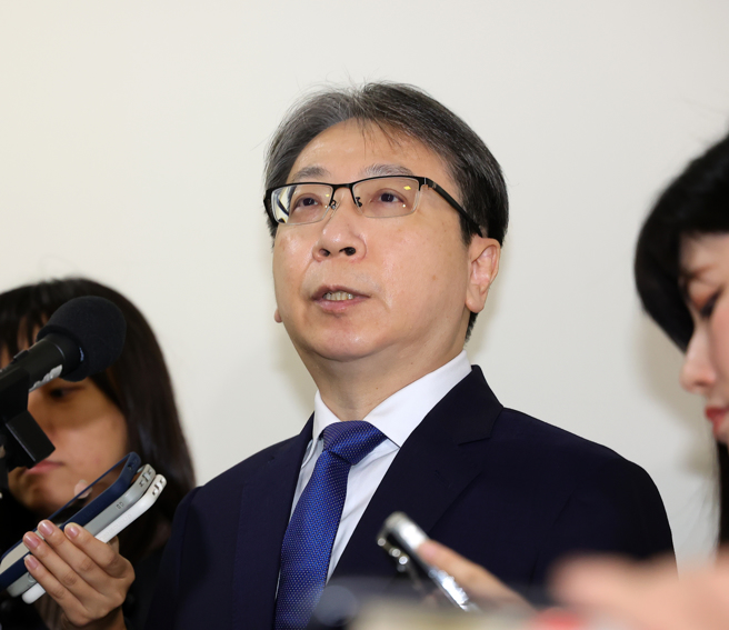 立法院外交及國防委員會18日邀請國安局長蔡明彥（中）、數位發展部、法務部調查局、內政部警政署、國家科學及技術委員會報告「AI技術在資安、深偽（Deepfake）影片及錯假訊息之影響評估及因應」，列席的蔡明彥於會前受訪。（劉宗龍攝）