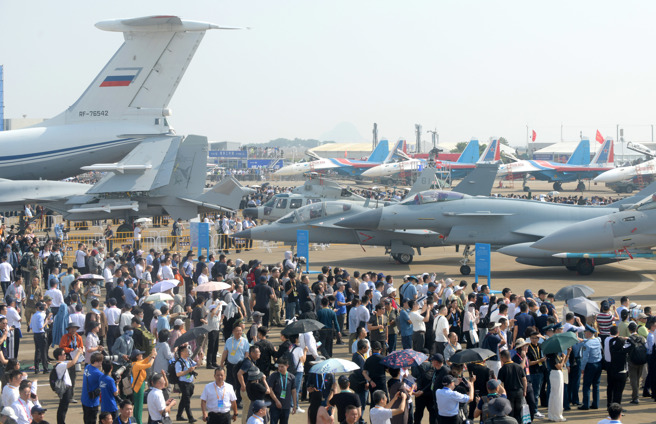 图为参加本届珠海航展的共军和俄军战机。（图 / 新华社）