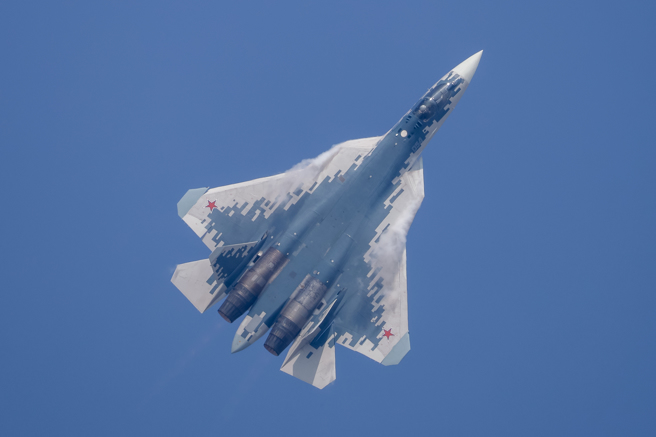 图为Su-57在本届珠海航展上进行飞行性能展示。（图 / 中新社）