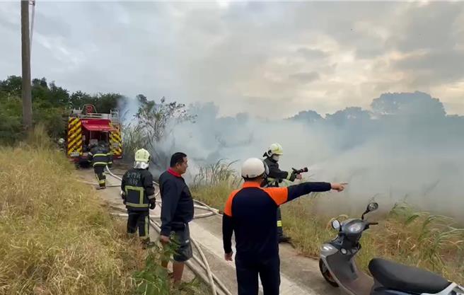 金门有部分民眾常便宜行事，未经许可即引火燃烧杂草。（民眾提供）