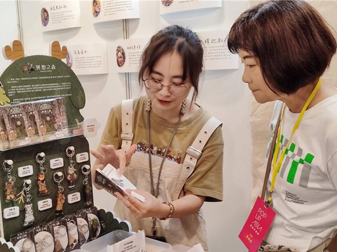 由高市青年局立案辅导的3家品牌摊商，今年亮相登场「 Pop Up Asia 第八届亚洲手创展」。（高市青年局提供）