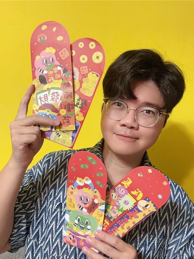 「Lii＆Ho设计选物」的设计灵感来自负责人何秉邑的周遭亲友，并以亲友的个性或故事作为角色原型，与商品结合创作出造型讨喜的手作红包。（高市青年局提供）