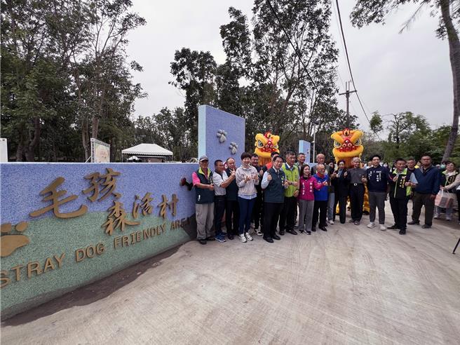 台南市动保处在仁德区成功里建置全台第一个游荡犬暂置区「毛孩森活村」18日正式启用，提供已驯化的仁德区游荡犬临时安置，以便顺利找到新主人认养。（洪荣志摄）