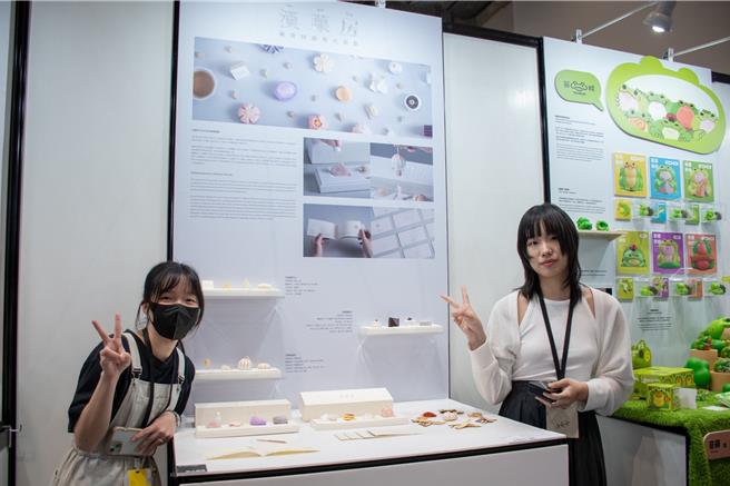 台科大设计系学生萧洵霏（左）、洪靖涵（右）从「药食同源」的概念出发，结合中药「君臣佐使」的概念，巧妙的融合甜点、中药处方与五感体验。（台科大提供／林志成台北传真）