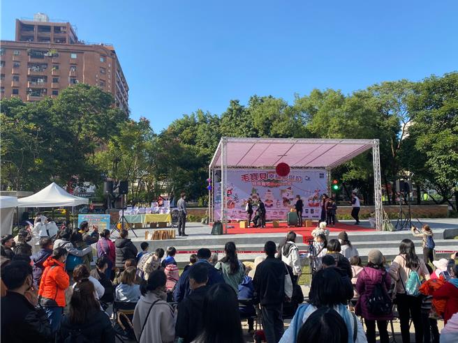 「魔幻趴踢SHOW」舞台活动多元，包含训犬表演及抽奖活动。（新北市动保处提供）