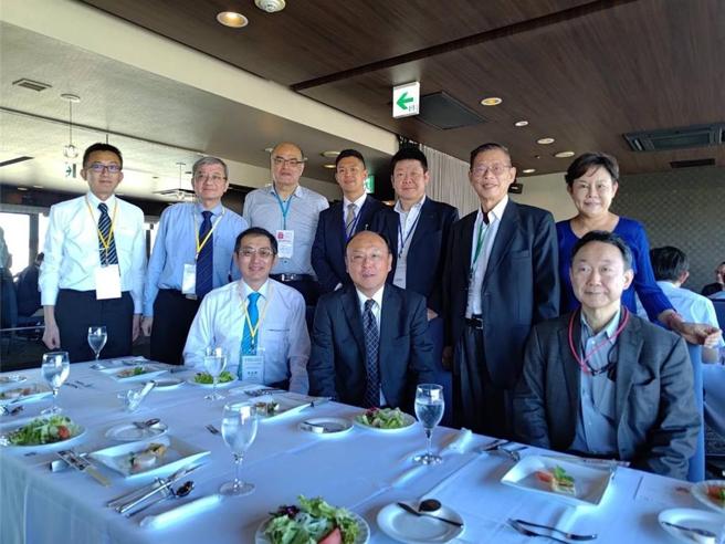 臺灣機械公會齒輪專委會會長徐玉筠（前排左藍色領帶）、日本齒車工業會長菊地義典（前排中著西裝）。圖／臺灣機械工業公會提供