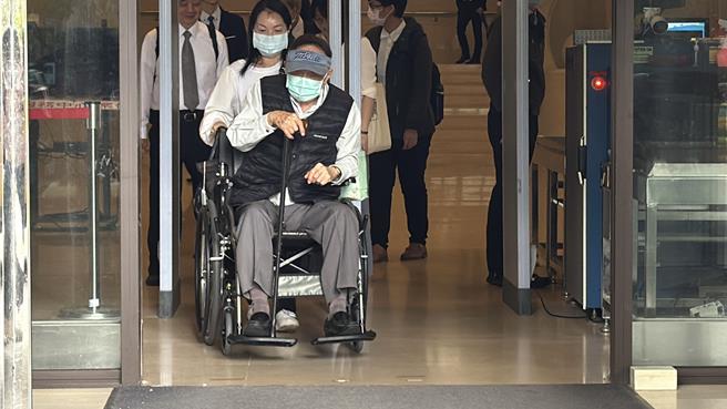 某集团前高管88岁杨兆麟坐着轮椅出庭。(蔡依珍摄)