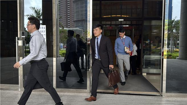 桃检主任检察官吕象吾（左起）、公诉组检察官邱健盛和承办检察官陈嘉义。(蔡依珍摄)