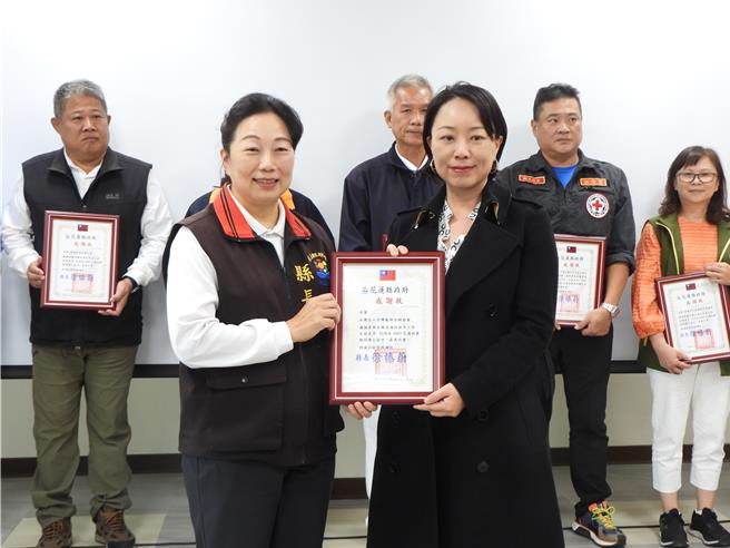 社團法人台灣寵物保姆協會今年0403花蓮大地震時，收集、公布可提供寵物收容的寵物旅館資料，獲得飼主重視，10月26日又在花蓮社區辦理寵物收容實兵演練，獲得花蓮縣政府防救災績優單位表揚，今天由縣長徐榛蔚（前左）親頒獎狀肯定協會的努力。（羅亦晽攝）