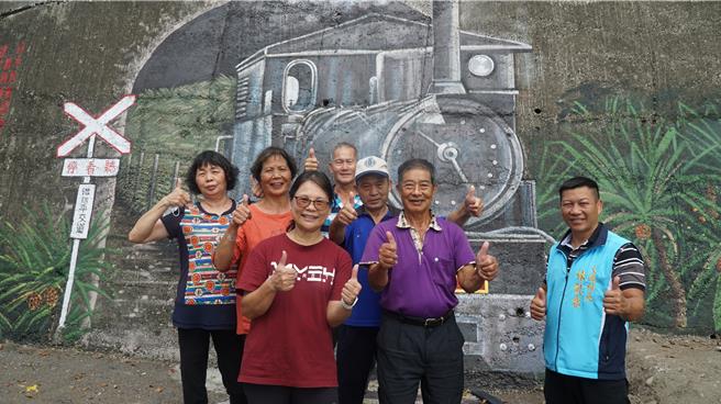 白沙坑五分車3D立體彩繪牆完成，大葉大學觀休系副教授林淑芬（左一）和文德社區民眾一起在新地標前開心拍照合影。（大葉大學提供／葉靜美彰化傳真）