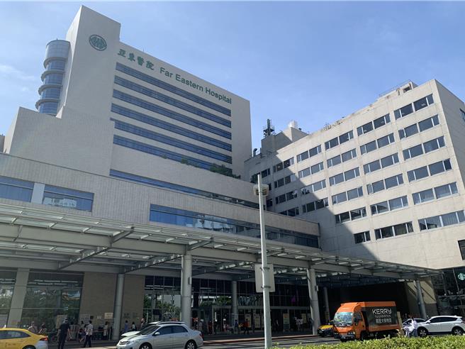 墜樓男子送往亞東醫院急救。（王揚傑攝）